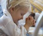 Κορίτσι προσεύχεται με τα χέρια της σε προσευχή